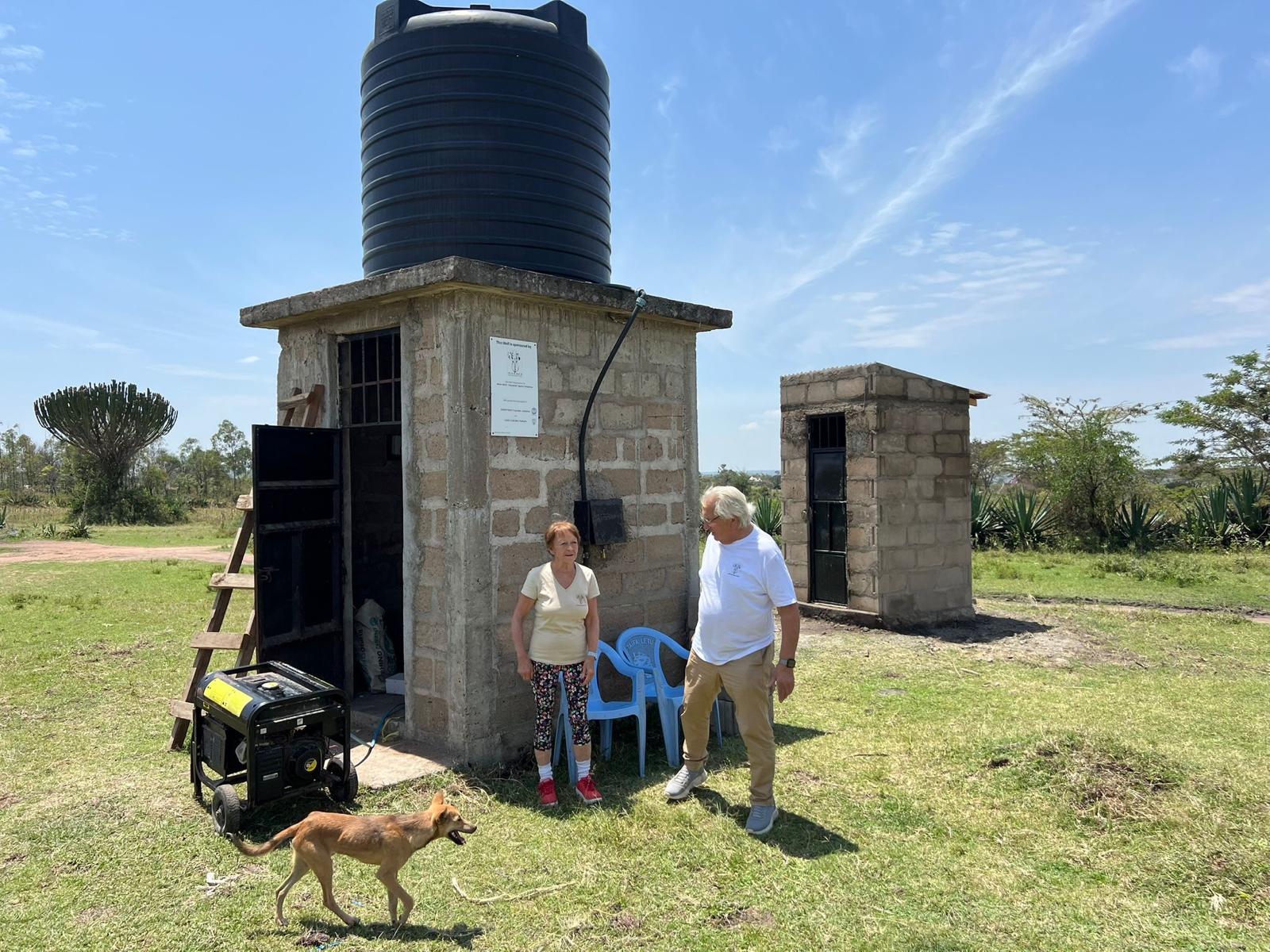 Fertiggestellter Brunnen mit Wasserturm — gebaut vom Verein SATAO